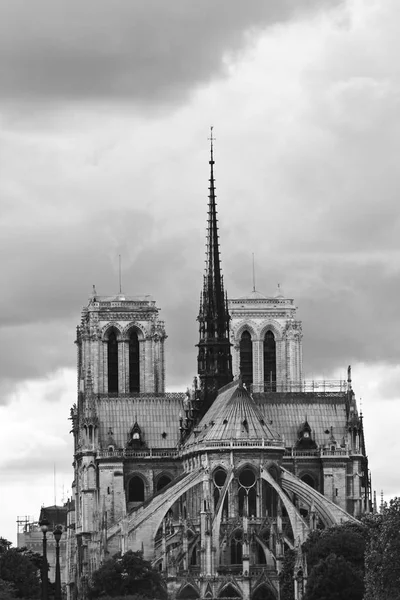 Paris - ca. Mai 2010: Schwarz-Weiß-Foto von Notre Dame de Paris an einem bewölkten Tag — Stockfoto