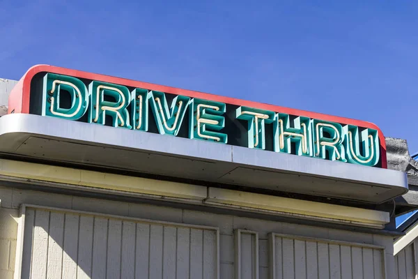 Neon Drive a través de firmar en un restaurante de comida rápida I — Foto de Stock
