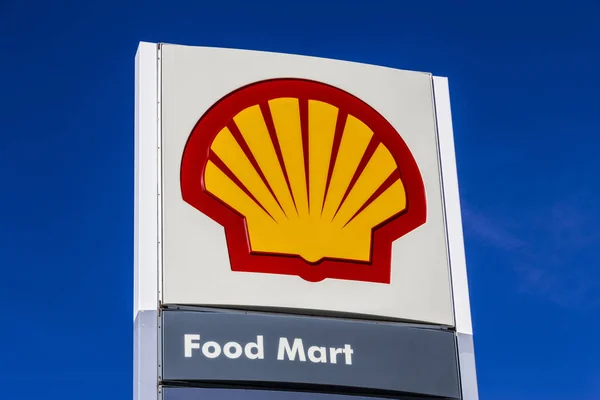 Indianapolis - omstreeks februari 2017: Signage en het Logo van Shell benzine. Koninklijke Nederlandse Shell plc is gevestigd in Den Haag, Iii — Stockfoto