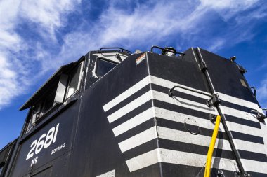 Indianapolis - Şubat 2017 yaklaşık: Norfolk Güney Demiryolu altyapısı tren. NS ise demiryolu ABD'de ve Milli Güvenlik Kurulu listelenen bir sınıf ben