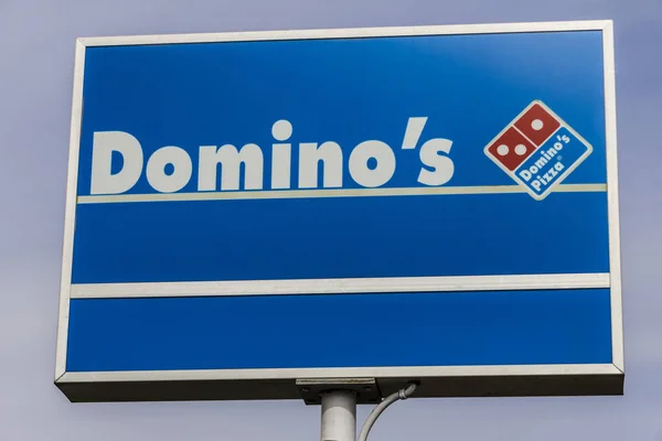 Indianapolis - Sekitar Februari 2017: Domino 's Pizza Carryout Restaurant. Domino 's memiliki 97% waralaba dengan 840 pemilik waralaba independen V — Stok Foto