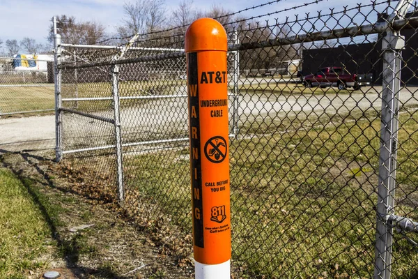 Indianápolis - Circa Febrero 2017: AT & T Warning Post marcando cables subterráneos y una nota para llamar al 811 antes de excavar I —  Fotos de Stock