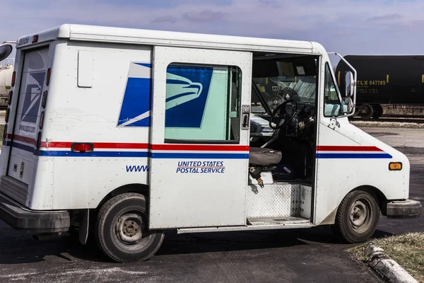 Indianápolis - Circa Fevereiro 2017: USPS Post Office Mail Truck. O USPS é responsável por fornecer a entrega de correio II — Fotografia de Stock