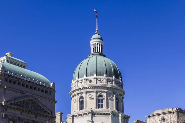 Indianápolis - Circa Marzo 2017: Indiana State House y Capitol Dome. Alberga al Gobernador, Asamblea y Corte Suprema I — Foto de Stock