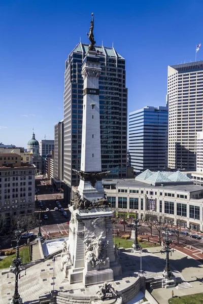 Indianapolis - cca březen 2017: Indianapolis centrum Panorama od Monument kruh za slunného dne V — Stock fotografie