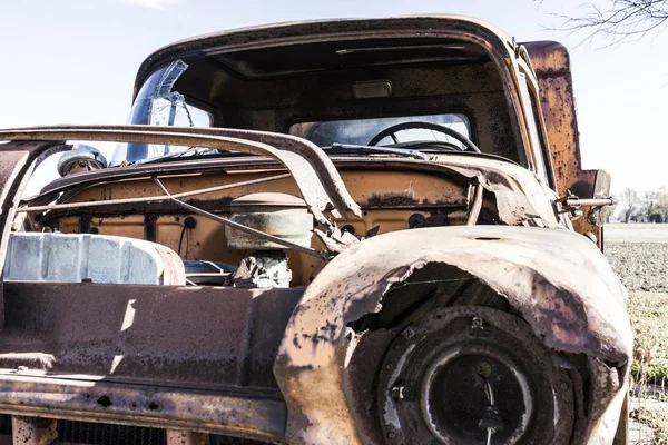 Zardzewiały vintage ciężarówka śmieci porzucone na farmie — Zdjęcie stockowe