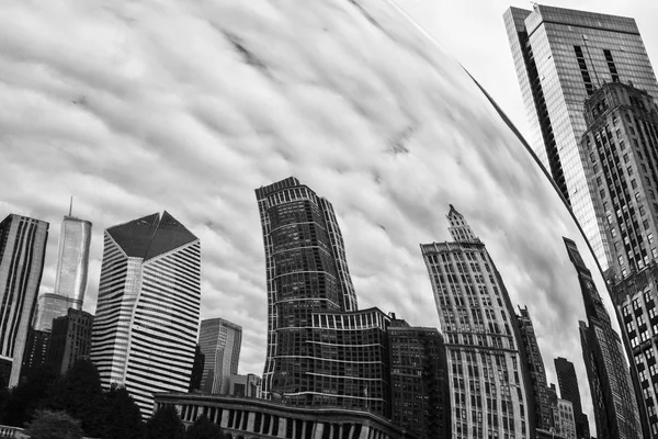 Chicago Chicago - Circa Octubre 2009: Cloud Gate, también conocido como el Frijol, en Millennium Park en un día nublado I —  Fotos de Stock