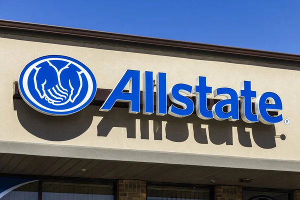 Muncie - Circa March 2017: Allstate Insurance Logo and Signage. The Allstate Corporation is the second largest personal lines insurer in the US III — Stock Photo, Image