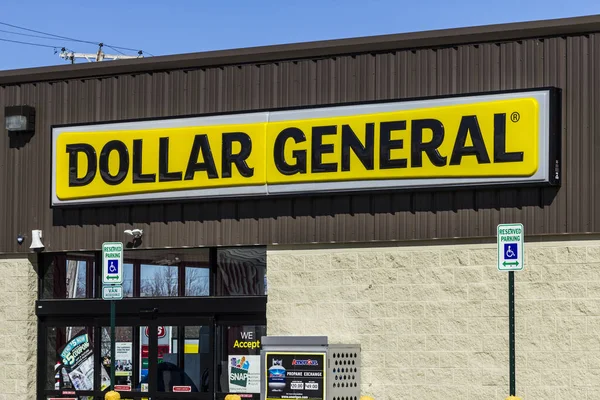 Muncie - cca březen 2017: Dollar General maloobchodní prodejny. Generál dolar je malá-Box sleva prodejce Vi — Stock fotografie