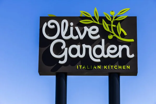Muncie - ca. März 2017: Olivengarten italienisches Restaurant. Olivengarten ist eine Teilung der darden Restaurants — Stockfoto