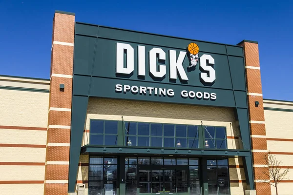 Muncie - Circa Marzo 2017: Dick 's Sporting Goods Retail Location. Dick 's es un Distribuidor de Bienes Deportivos Auténticos de Línea Completa IV — Foto de Stock
