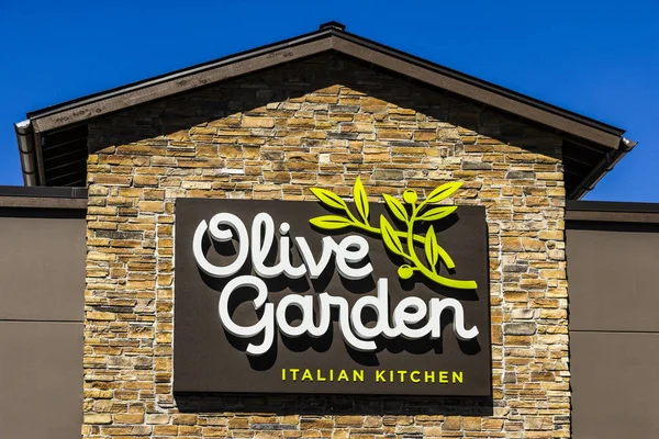 Muncie - ca. März 2017: Olivengarten italienisches Restaurant. Olivengarten ist eine Teilung der darden Restaurants v — Stockfoto