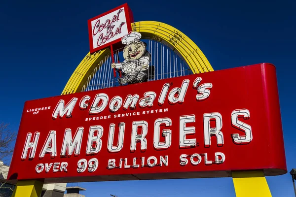 Muncie - Circa Marzo 2017: Legacy McDonald 's Hamburger Sign with Speedee. Este signo fue instalado en 1956 y restaurado en 2013 IX —  Fotos de Stock