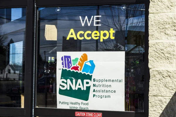 Muncie - Circa March 2017: A Sign at a Retailer - We Accept SNAP II — Stock Photo, Image