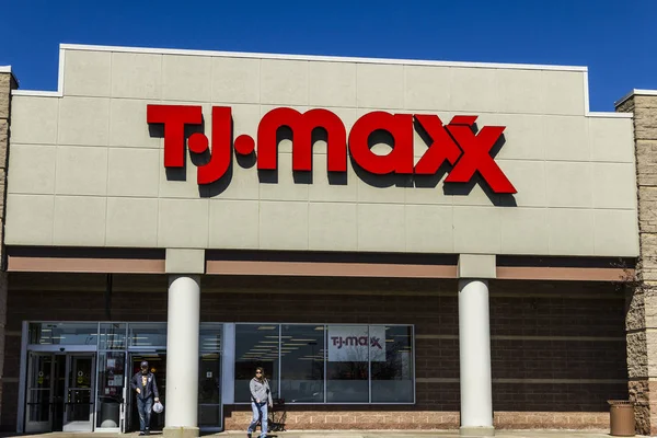Muncie - Circa Marzo 2017: T.J. Maxx Retail Store Ubicación. T.J Maxx es una cadena de tiendas de descuento con ropa de marca elegante, zapatos y accesorios VI — Foto de Stock