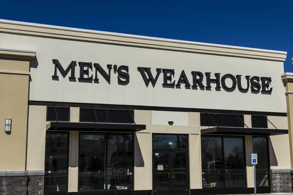 Muncie - cirka mars 2017: Herrarnas Wearhouse Retail Strip Mall läge. Mäns Wearhouse firma är anpassade märken jag — Stockfoto