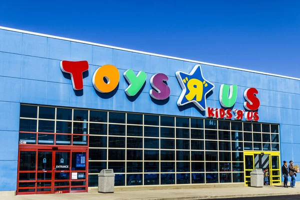 Muncie - Circa maart 2017: Toys "R" ons Retail Strip Mall locatie. Toys "R" Us is een kinder speelgoed detailhandelaar Iii — Stockfoto