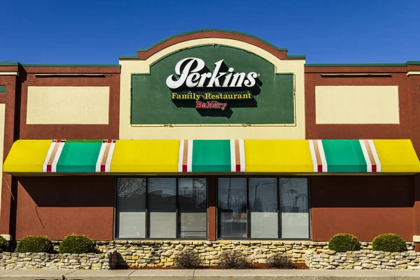 Muncie - Circa Marzo 2017: Perkins Family Restaurant and Bakery Location. Perkins y Marie Callender 's son restaurantes hermanos II — Foto de Stock
