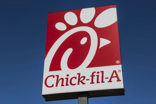 Indianapolis - Circa marzo 2017: Chick-fil-A Retail Fast Food Location. Chick-fil-A I ristoranti sono chiusi la domenica VII — Foto Stock