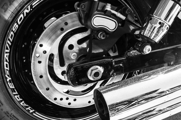 Indianapolis - Circa maart 2017: Rear Tire, rem Rotor en uitlaatpijp van een Harley-Davidson. Harley Davidson motoren staan bekend om hun trouwe volgende Ii — Stockfoto