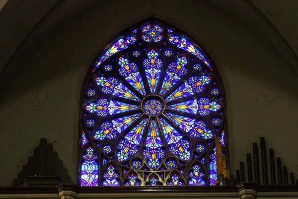 Indianapolis - Circa mars 2017: St. Mary katolsk kyrka målat glasfönster som liknar fönstret South Rose jag — Stockfoto