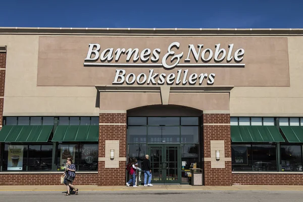 Lafayette - Circa abril 2017: Barnes & Noble Retail Location. Barnes & Noble es uno de los principales minoristas de contenido y medios digitales en los Estados Unidos VIII — Foto de Stock