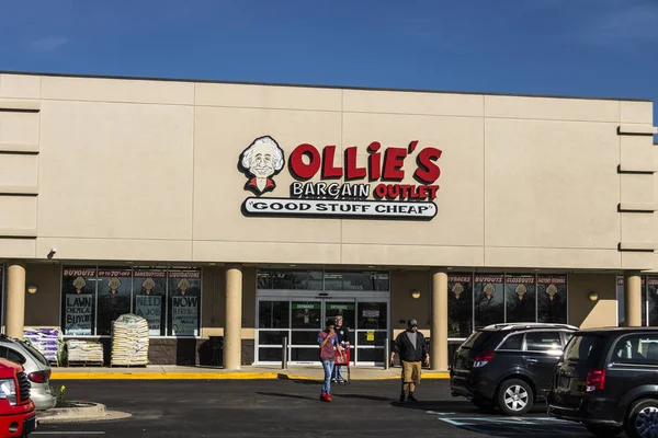 Lafayette - Sekitar April 2017: Ollie 's Bargain Outlet. Ollie 's Carries a Wide Range of Closeout Merchandise IV — Stok Foto