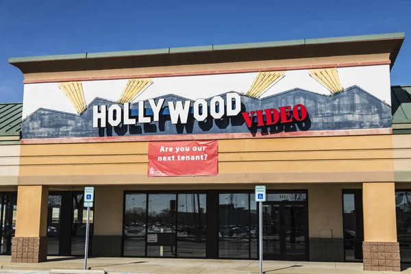 Lafayette - Circa abril 2017: Defunct Hollywood Video Retail Location. Hollywood Video y Blockbuster simbolizaron las industrias que no se mantuvieron al día con la tecnología II — Foto de Stock