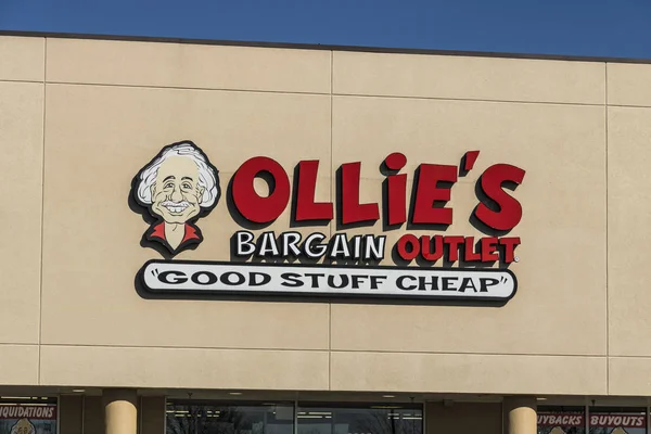 Lafayette - Circa abril 2017: Ollie 's Bargain Outlet. Ollie 's lleva a cabo una amplia gama de productos de cierre III — Foto de Stock