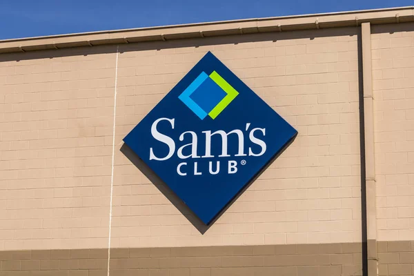 Lafayette - Circa April 2017: Sam's Club lager logotyp och skyltning. Sam's Club är en kedja av medlemskap bara butiker ägs av Walmart Iii — Stockfoto
