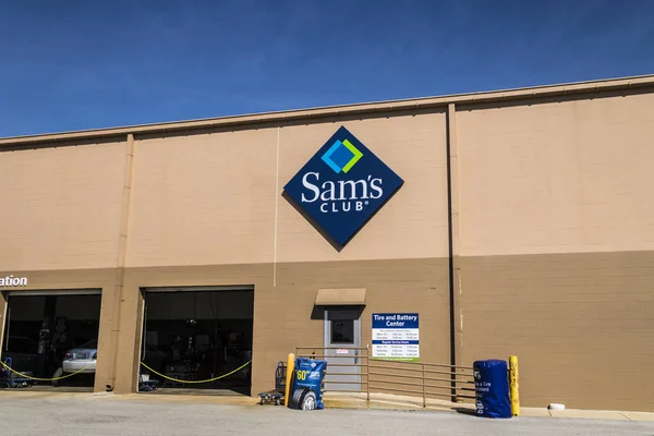 Lafayette - Circa aprile 2017: Sam's Club Warehouse Auto and Tires. Sam's Club è una catena di negozi affiliati di proprietà di Walmart IV — Foto Stock