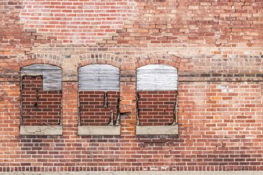 Bir kentsel alanda bina terkedilmiş tuğla