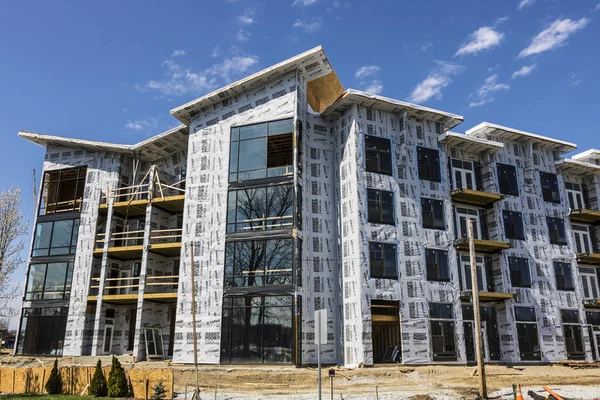Carmel - Circa Abril 2017: Nuevo bloque de apartamentos y construcción de unidades de vivienda múltiple. El área del Carmelo está experimentando un rápido crecimiento I — Foto de Stock