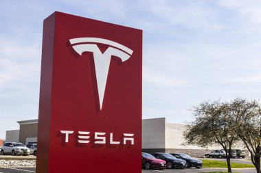 Indianapolis - Nisan 2017 yaklaşık: Tesla servis merkezi. Tesla tasarlayıp üretmektedir Model S elektrikli sedan IV