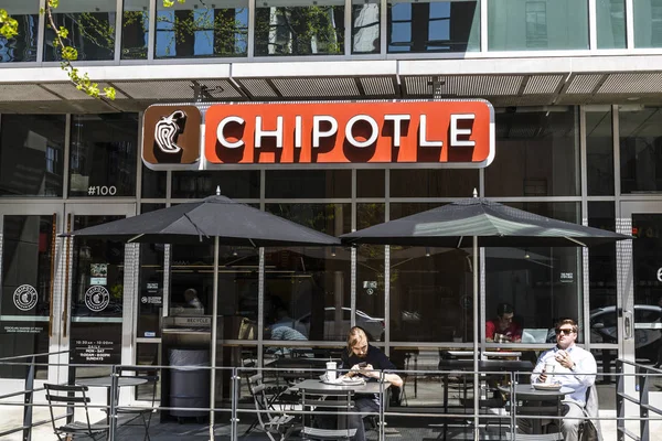 Indianapolis - Vers avril 2017 : Chipotle Mexican Grill Restaurant. Chipotle est une chaîne de restaurants Burrito Fast-Food XIII — Photo