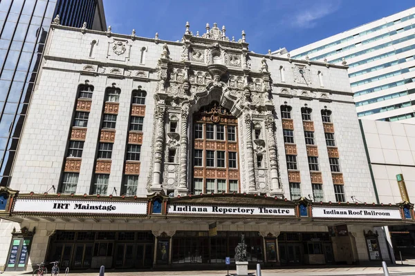 Indianápolis - Circa abril 2017: Fachada del Indiana Repertory Theatre. En la parte superior del arco central están los medallones de Cristóbal Colón, el rey Fernando y la reina Isabel I —  Fotos de Stock