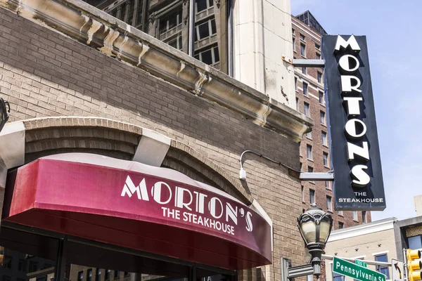 Indianápolis - Circa abril 2017: Morton 's The Steakhouse Downtown Restaurant. Morton 's es un asador legendario con sus orígenes en Chicago I —  Fotos de Stock