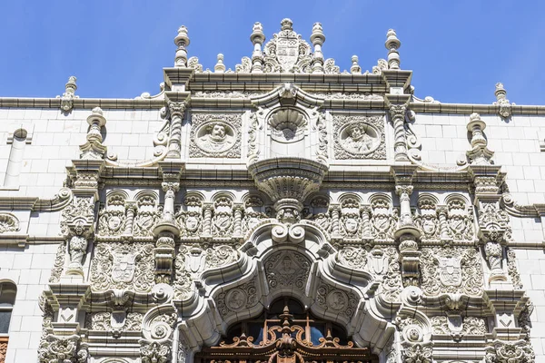 Indianápolis - Circa abril 2017: Fachada del Indiana Repertory Theatre. En la parte superior del arco central se encuentran medallones de Cristóbal Colón, el rey Fernando y la reina Isabel III —  Fotos de Stock