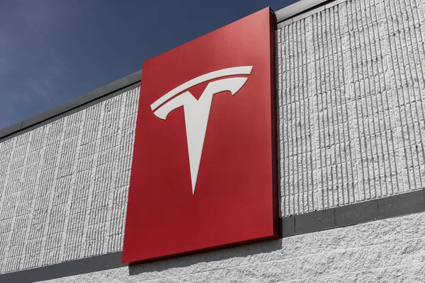 Индиана - Цирк апрель 2017 года: Сервисный центр Tesla. Tesla разрабатывает и производит электрический седан Model S II — стоковое фото