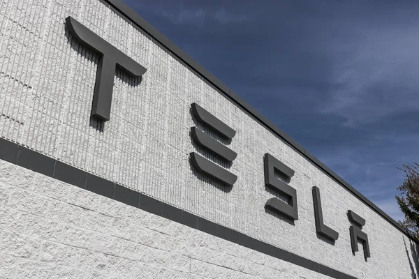 Индиана - Цирк апрель 2017 года: Сервисный центр Tesla. Tesla разрабатывает и производит электрический седан Model S III — стоковое фото