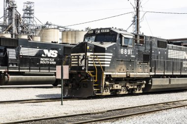 Fort Wayne - Nisan 2017 yaklaşık: Norfolk Güney Demiryolu altyapısı tren. NS ise ABD'de demiryolu ve Milli Güvenlik Konseyi VII listelenen bir sınıf