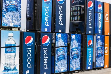 Fort Wayne - Nisan 2017 yaklaşık: Pepsi ve Pepsico makinalarının tamir bekliyor. Pepsi II dünyanın en büyük içecek üreticilerinden biridir