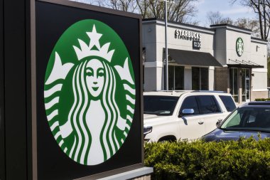 Fort Wayne - Nisan 2017 yaklaşık: Starbucks perakende kahve mağazası. Starbucks bir Amerikan perakende kahve zinciri XII olduğunu
