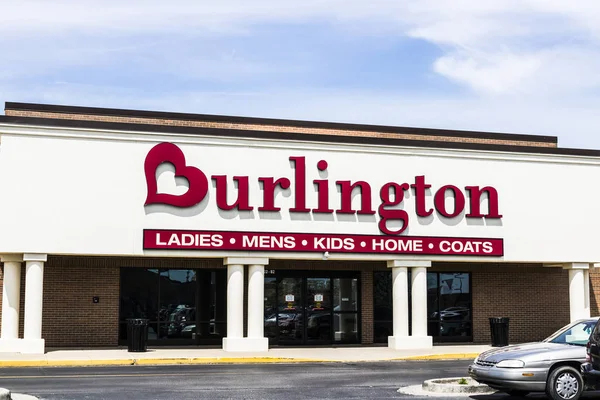 Fort Wayne - Circa abril 2017: Burlington Coat Factory Strip Mall Ubicación. Burlington es un minorista estadounidense de grandes almacenes fuera de precio I — Foto de Stock