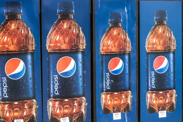 Fort Wayne - Circa 2017. április: Pepsi és a javításra váró Pepsico automaták. Pepsi egyike a legnagyobb ital gyártó a világon én — Stock Fotó