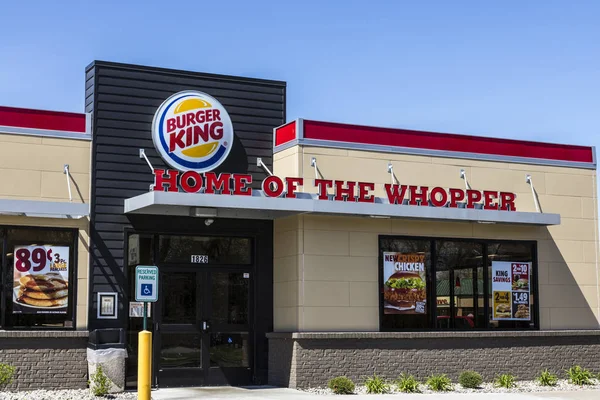 Fort Wayne - Circa abril 2017: Burger King Retail Fast Food Ubicación. Cada día, más de 11 millones de huéspedes visitan Burger King IV — Foto de Stock