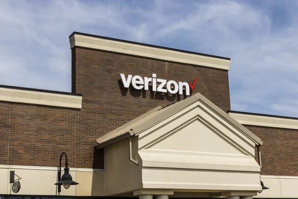 Fort Wayne - Circa abril 2017: Verizon Wireless Retail Location. Verizon es una de las mayores empresas de tecnología XIII — Foto de Stock