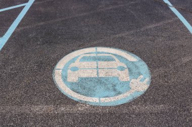 Indianapolis - Nisan 2017 yaklaşık: park yeri Ev veya bir Nissan Bayilik, elektrikli araç için ayrılmış. En çok satan aracı IV olduğunu Nissan Yaprak Ev