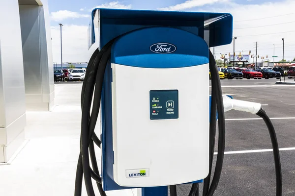 Indianápolis - Circa Abril 2017: Leviton Electrical Charging Station at a Local Ford Dealership. Ford fabrica el C-MAX Energi SE y el Focus Electric Vehicles VII — Foto de Stock