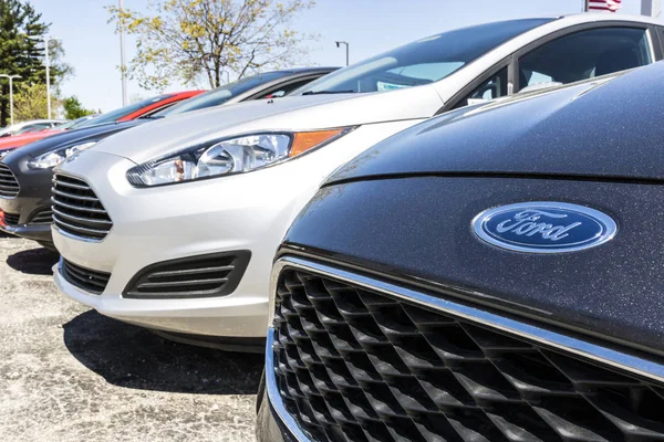 Indianápolis - Circa abril 2017: Un concesionario local de automóviles y camiones Ford. Ford vende productos bajo las marcas Lincoln y Motorcraft VI —  Fotos de Stock